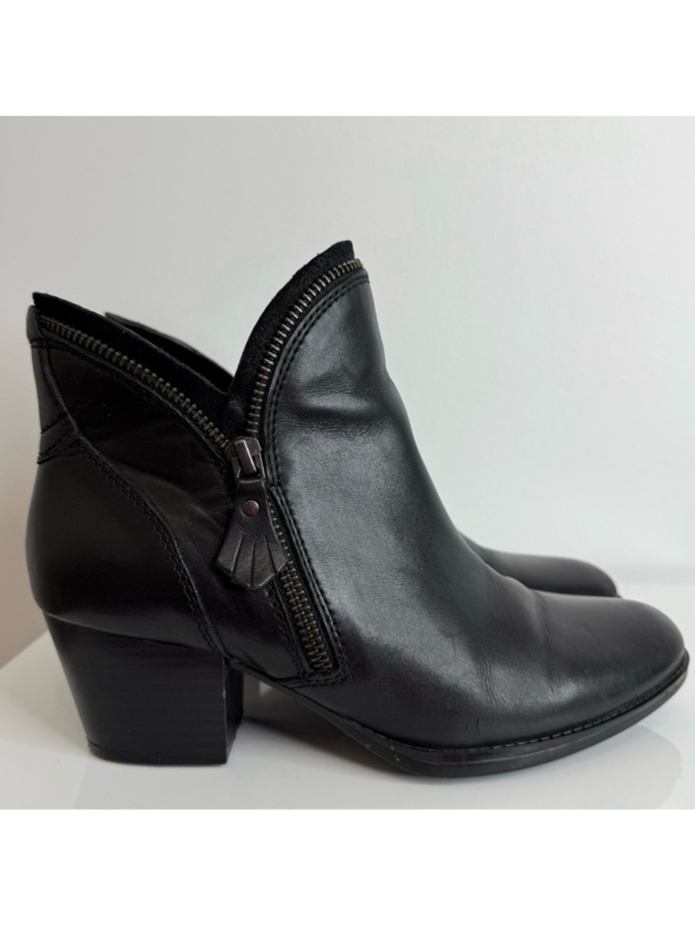 Earth Hawthorne Black Leather Zip Tassel Ankle Boot Bootie Womens Size 7